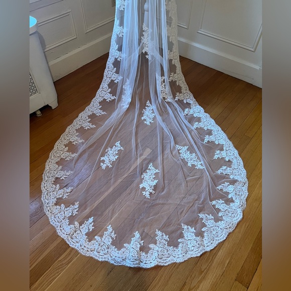 Stunning ivory lace cathedral bridal veil - Picture 3 of 9